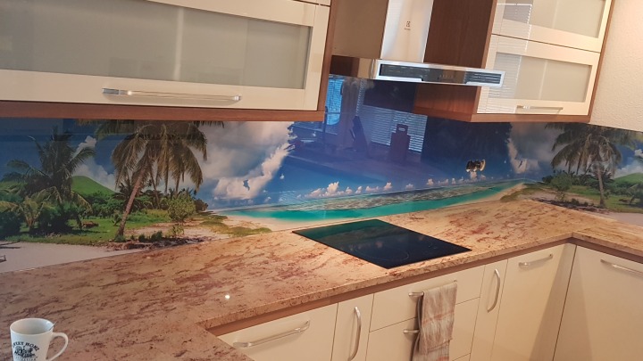 Dodávka a montáž skla s motívom pláže